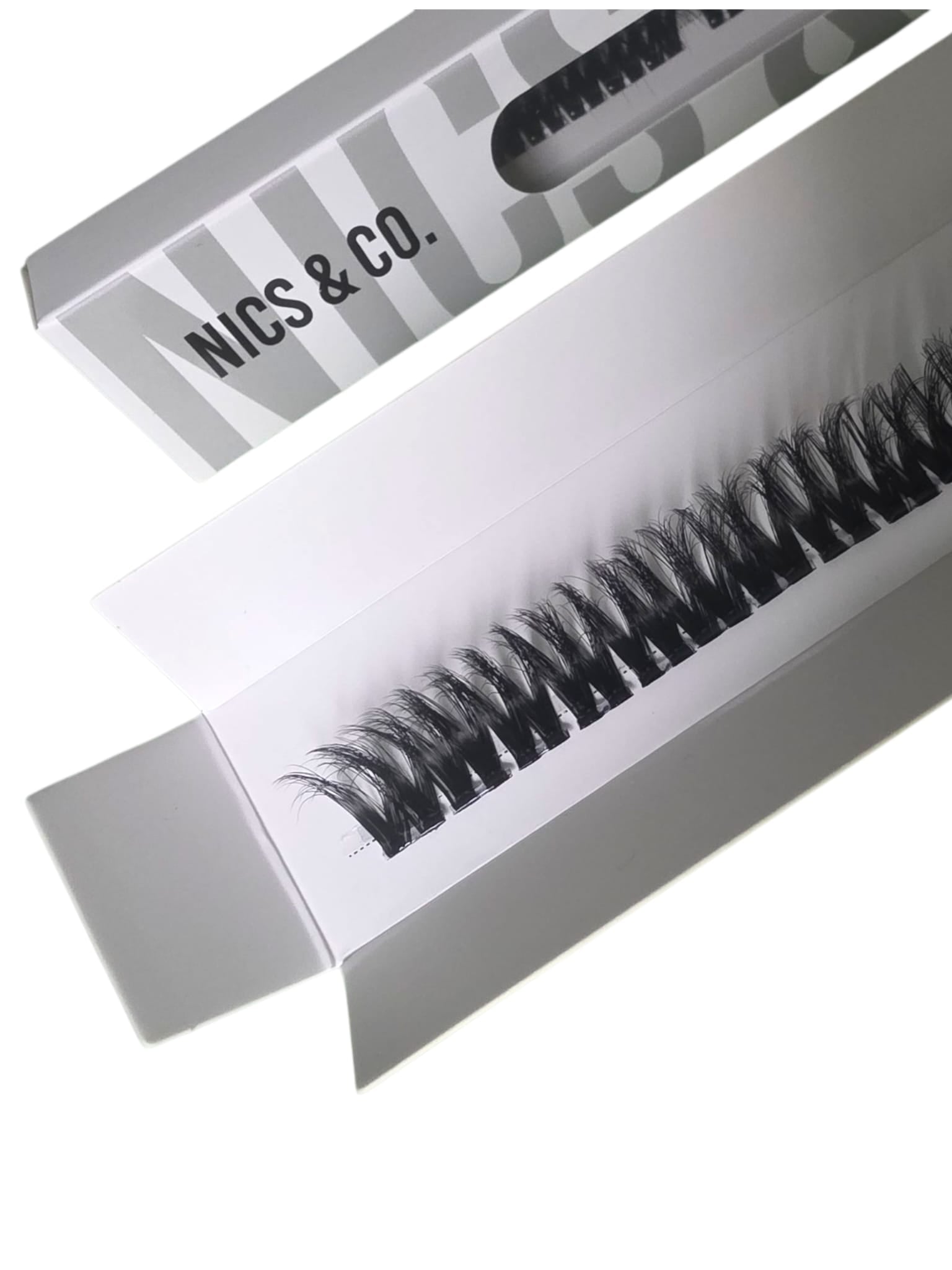 NICS & LASHES – Prime Glam - Selbstklebende, bandlose Nachfüll-Box inklusive Versiegler (eine Länge, ca. 24 Segmente)