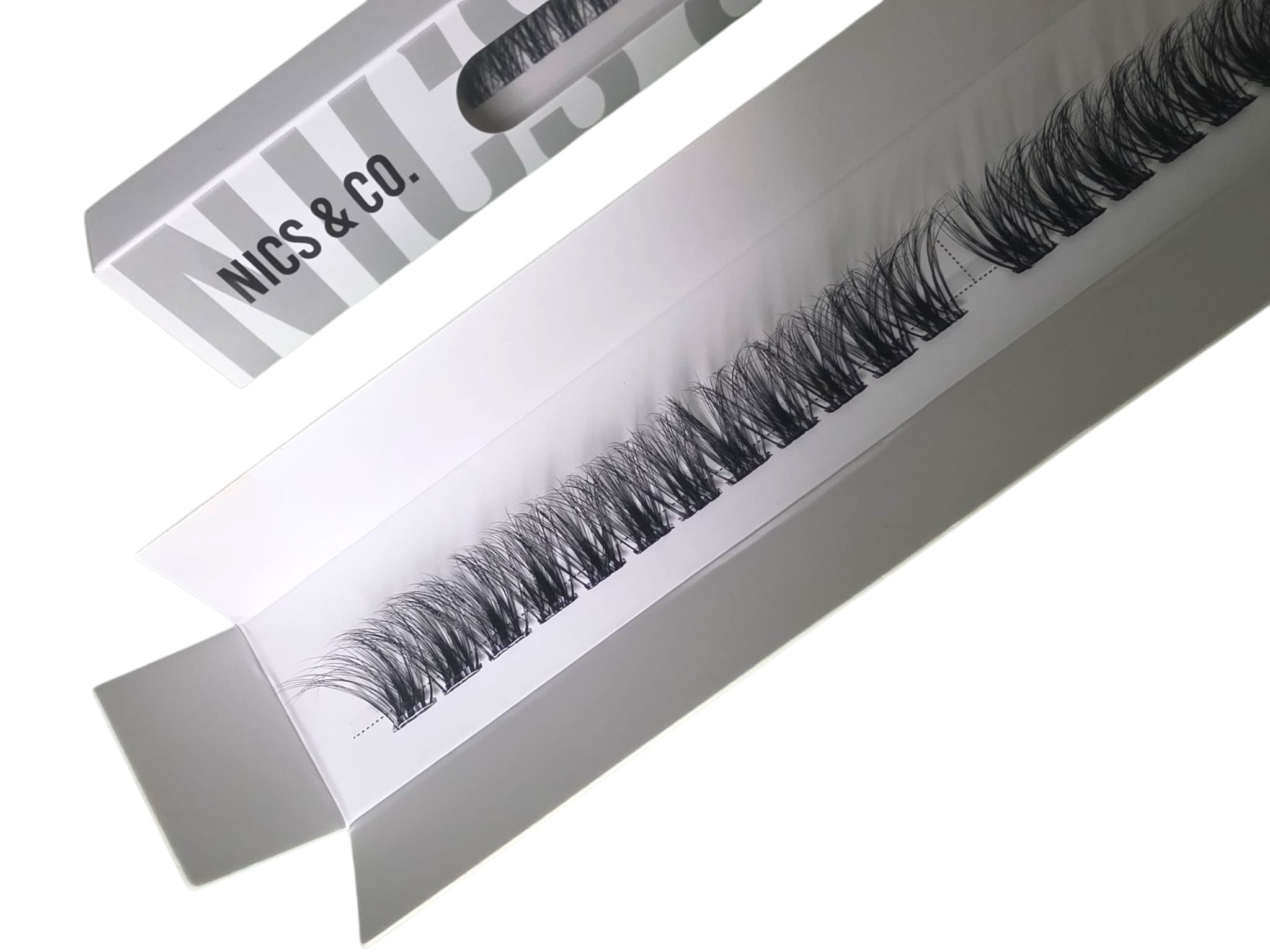 NICS & LASHES – Nude Lash - Selbstklebende, bandlose Nachfüll-Box inklusive Versiegler (eine Länge, ca. 24 Segmente)